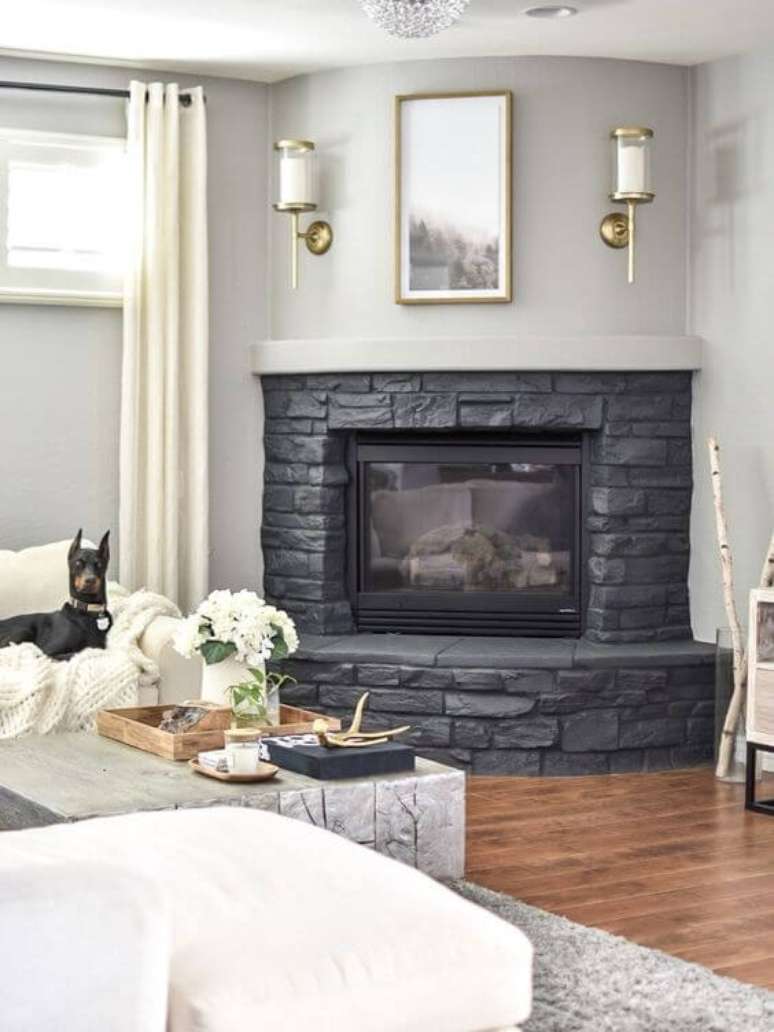 61. Lareira de canto r&uacute;stica na sala moderna &ndash; Via: Pinterest