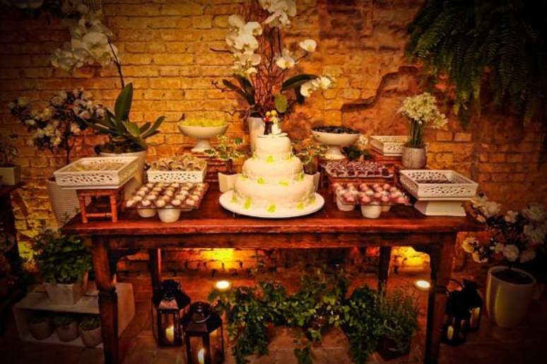 31 -Decora&ccedil;&atilde;o de casamento r&uacute;stico chique com ilumina&ccedil;&atilde;o especial, orqu&iacute;deas e diversos tipos de plantas