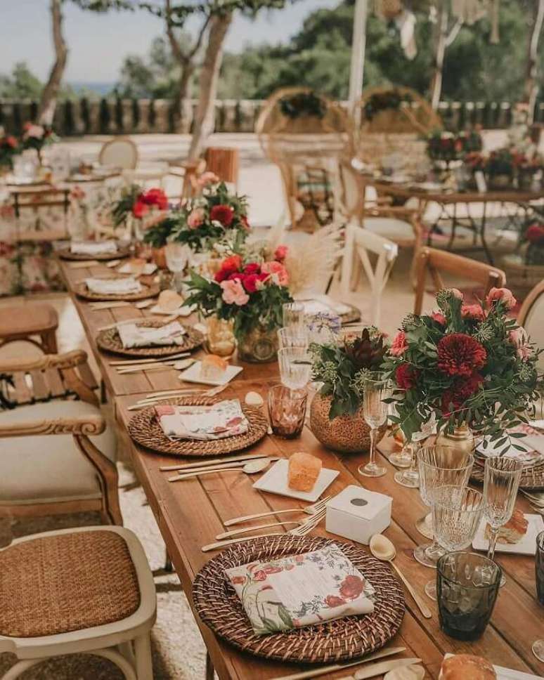 68. Arranjos de flores para decoração de mesa de casamento rústico – Foto: Paloma Cruz Eventos
