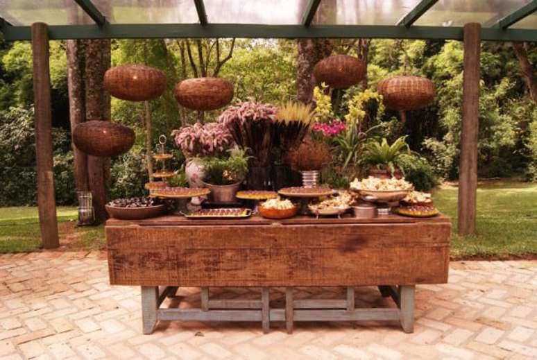 26- Mesa em madeira com arranjos e elementos decorativos&nbsp; s&atilde;o muito usados na decora&ccedil;&atilde;o de casamentos r&uacute;sticos