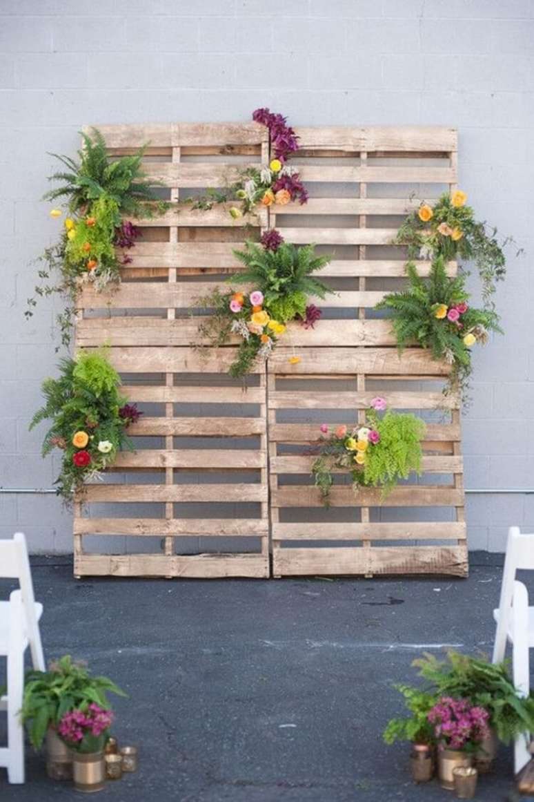 17- Painel Floral (Pallets) &eacute; muito usado para decorar espa&ccedil;os vazios em casamentos r&uacute;sticos