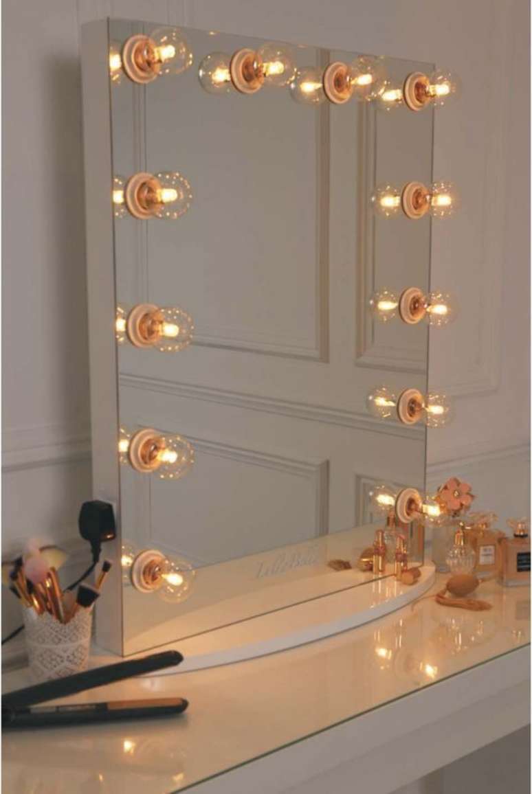 15. Penteadeira com espelho camarim &ndash; Via: Lullabellz