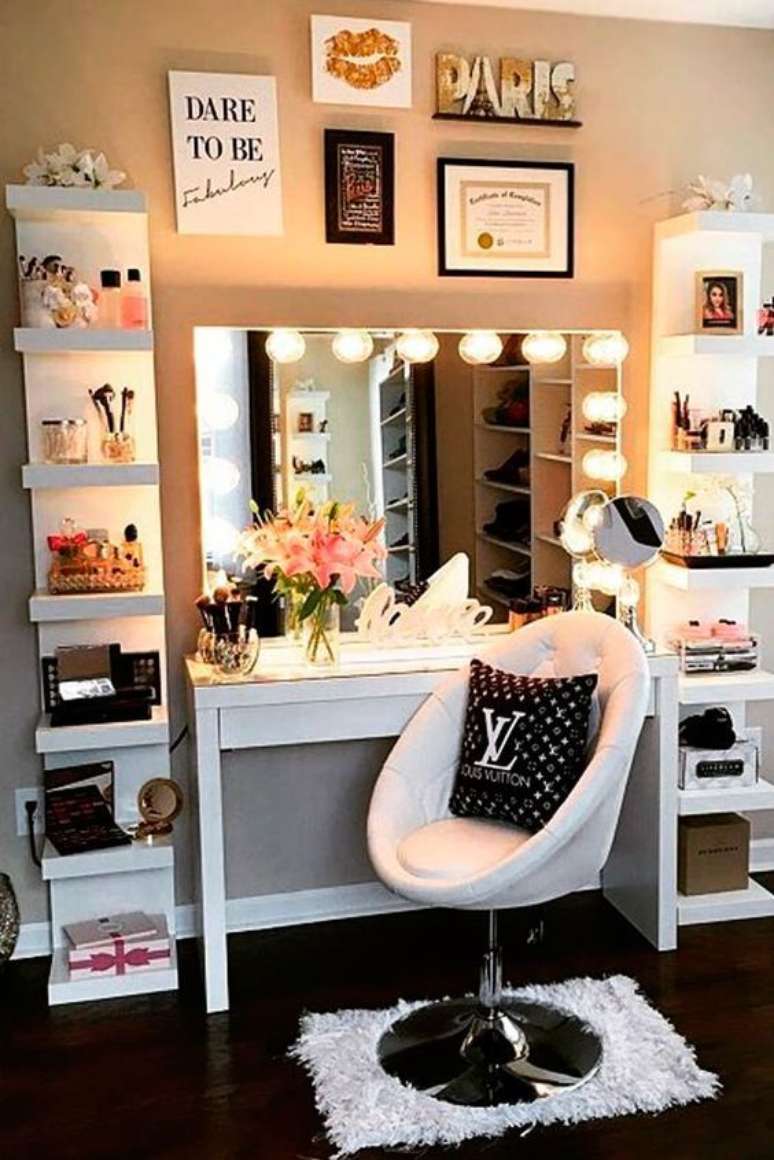 2. Cantinho de maquiagem com espelho camarim e organizadores – Via: Pinterest