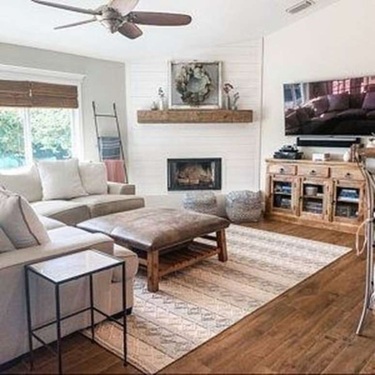 70. Sala moderna com lareira pequena de canto &ndash; Via: Magz House