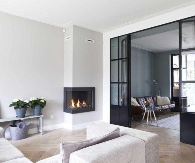 67. Sala de Estar com lareira de canto pequena &ndash; Via: Pinterest