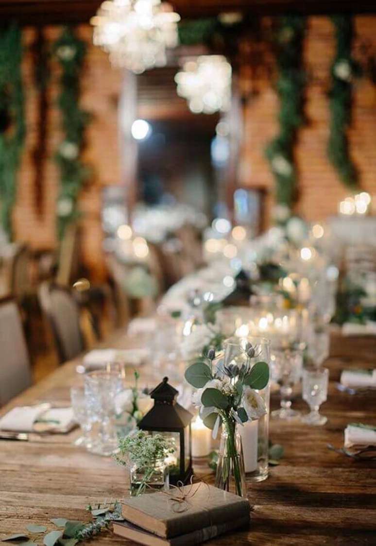 70. Velas s&atilde;o &oacute;timas para decora&ccedil;&atilde;o de casamento r&uacute;stico de noite &ndash; Foto: Ideias Decor