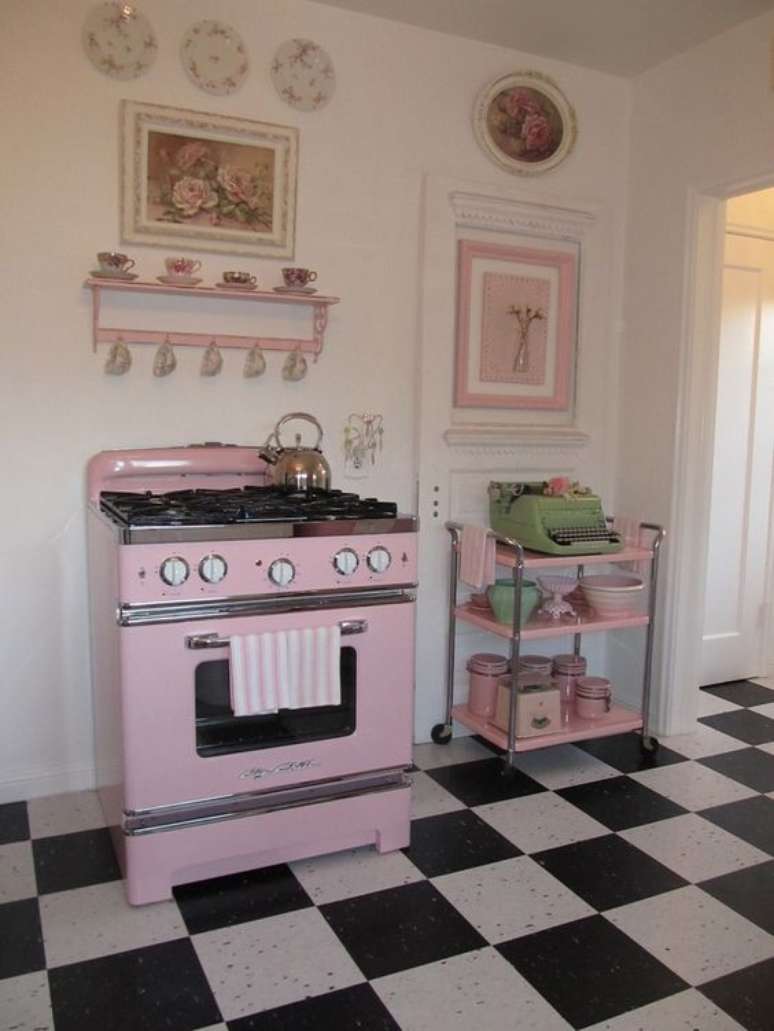 36. Cozinha com fogão retrô rosa claro – Via: Iantique Online