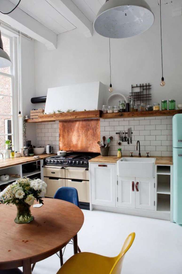 11. Cozinha com fogão retrô branco – Via: Pinterest
