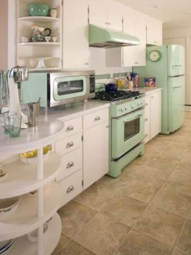 14. Aposte nos armários brancos para destacar seu fogão retrô verde – Via: Pinterest
