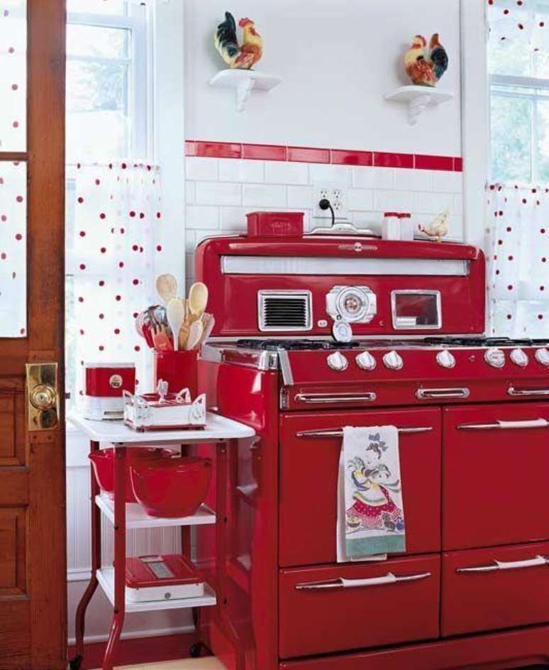 40. Cozinha com fog&atilde;o retr&ocirc; vermelho &ndash; Via: Casa e Festa