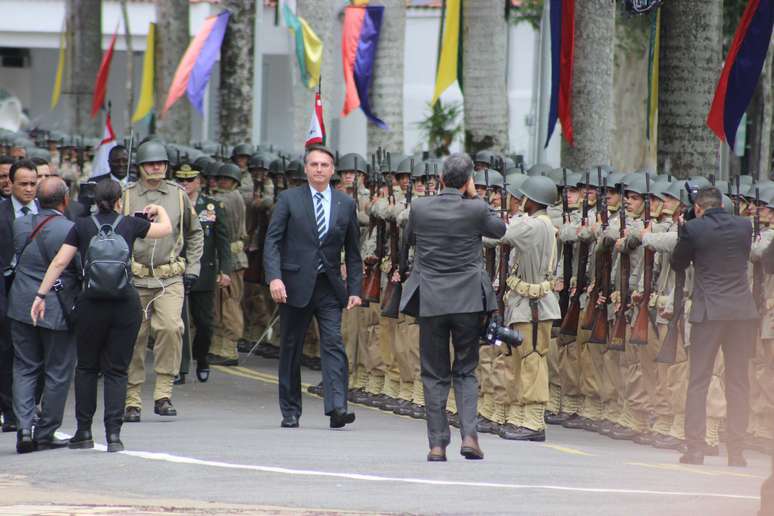 Jair Bolsonaro tem marcado presença em formatura de militares com frequência