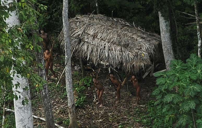 Índios considerados isolados por antropólogos apontam para avião na floresta amazônica
25/03/2014
REUTERS/Lunae Parracho