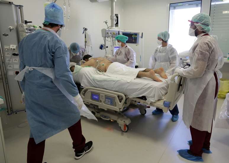 Profissionais de saúde com trajes de proteção tratam de paciente com Covid-19 em hospital de Marselha, na França
08/09/2020 REUTERS/Eric Gaillard