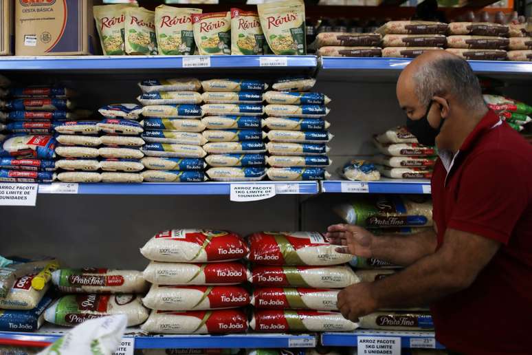 Cliente pega sacos de arroz em supermercado no Rio de Janeiro
10/09/2020
REUTERS/Pilar Olivares