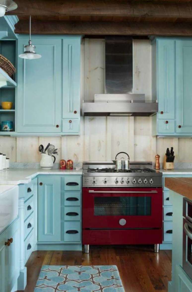 20. Cozinha colorida com armários tiffany e fogão retrô vermelho – Via: Pinterest
