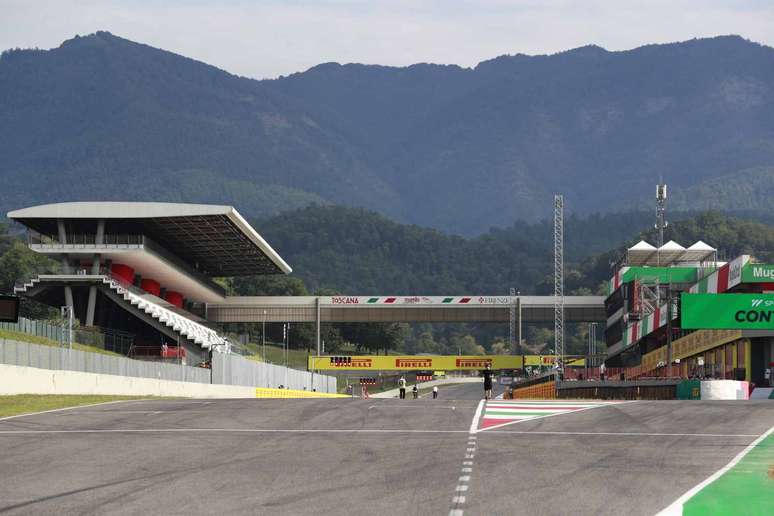 Entrada dos boxes e visão da reta principal de Mugello 