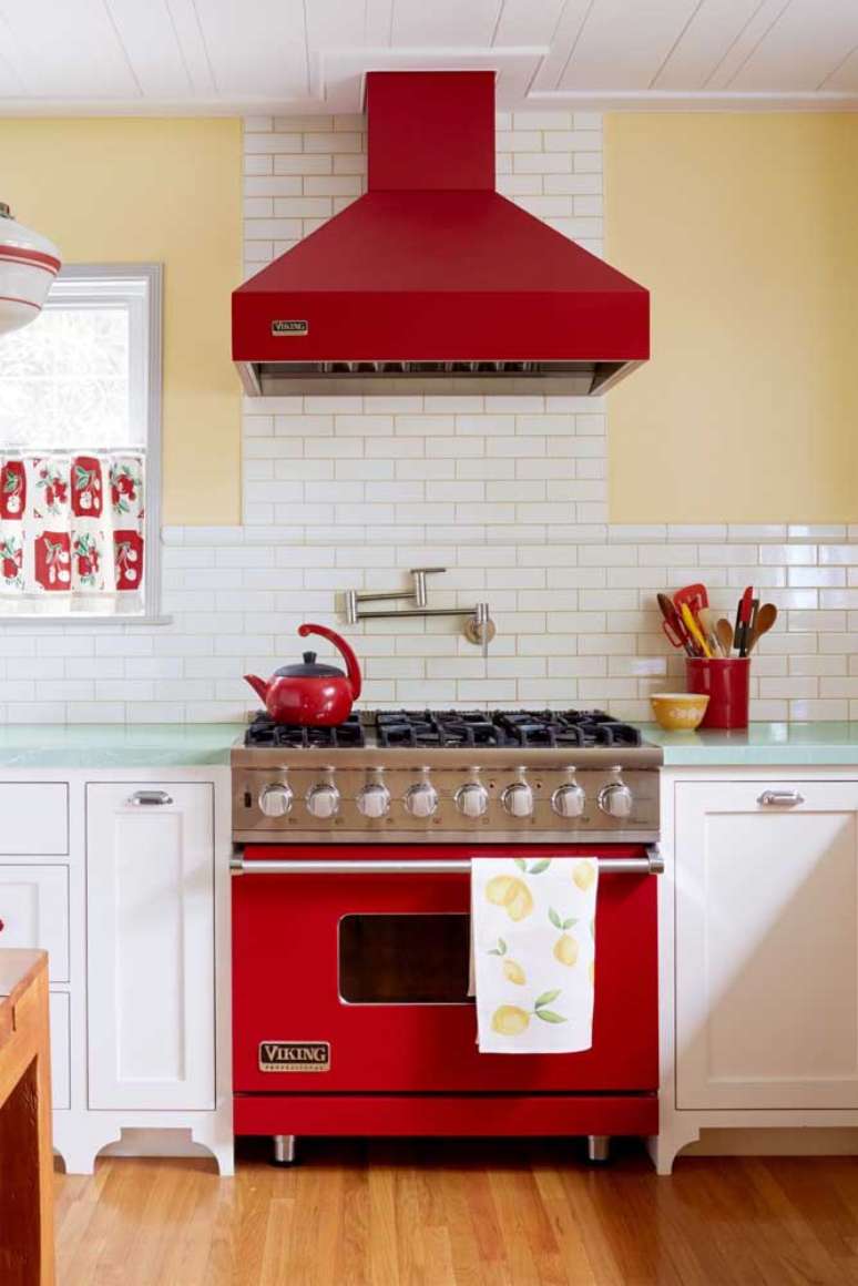 5. Cozinha branca com fogão retrô vermelho – Via: Pinterest