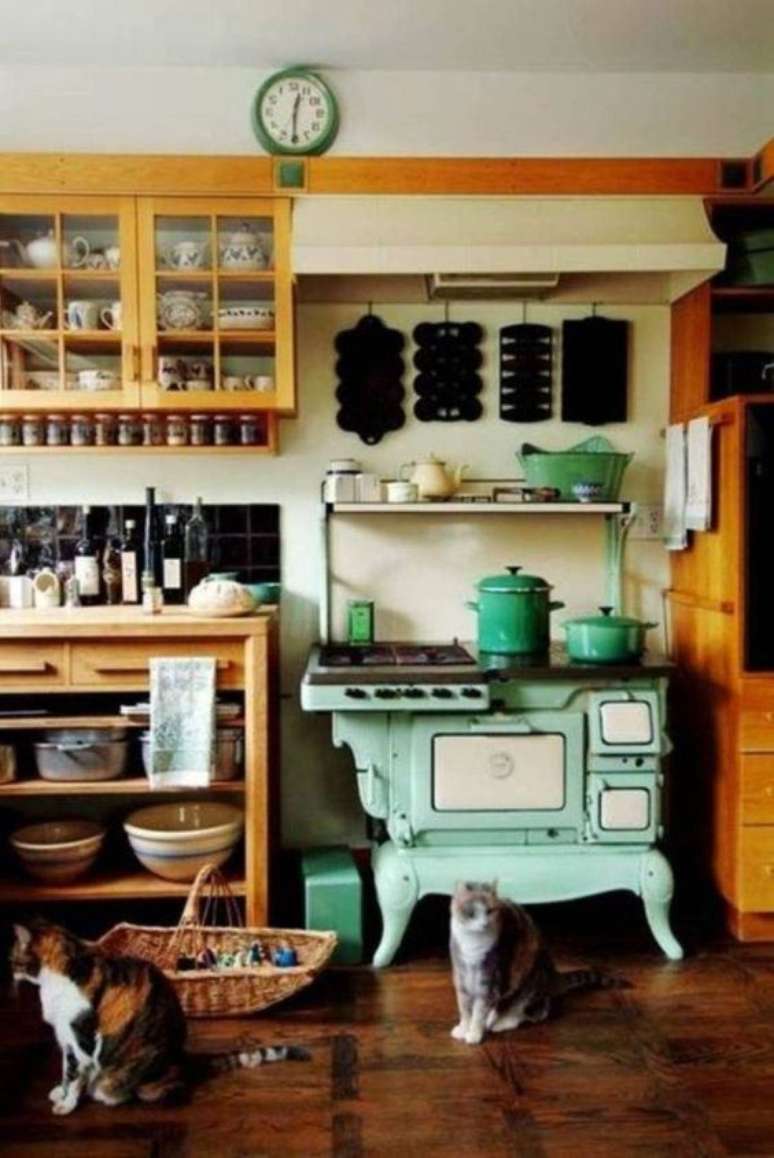 39. Fogão retrô verde na cozinha de madeira – Via: Pinterest