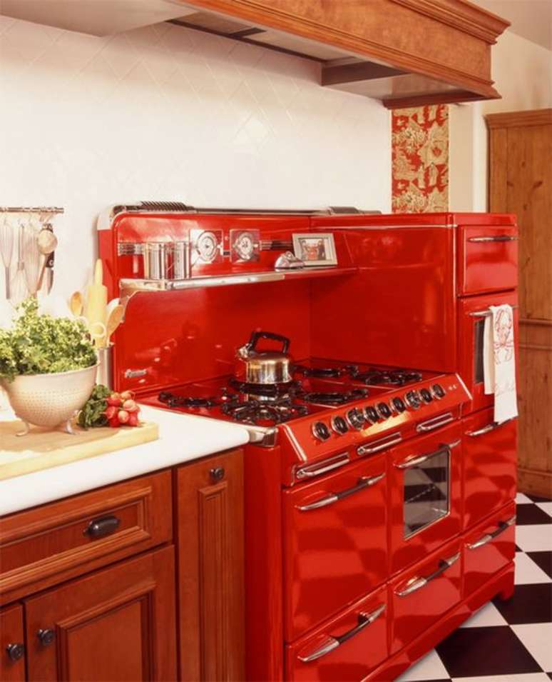 41. Fog&atilde;o retr&ocirc; vermelho na cozinha &ndash; Via: Lim&atilde;o na &Aacute;gua