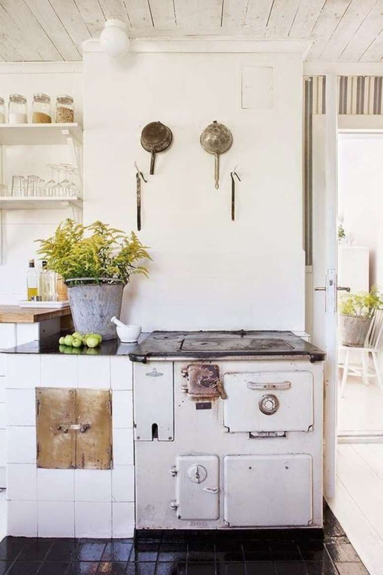 23. Cozinha com fogão retrô a lenha – Via: Pinterest