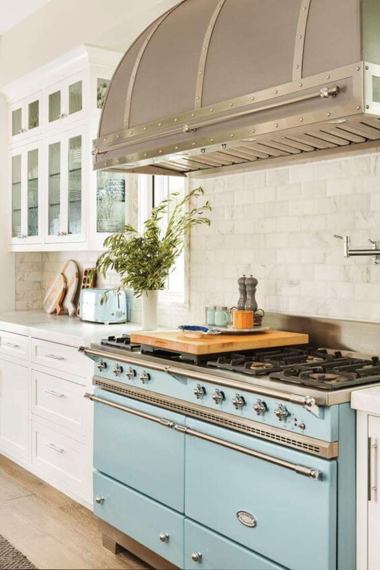 3. Cozinha com fogão retrô azul – Via: Pinterest