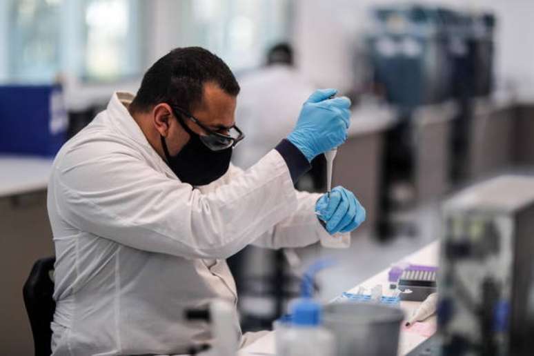 Vacina de Oxford teve 3ª fase de testes suspensa após caso de reação adversa