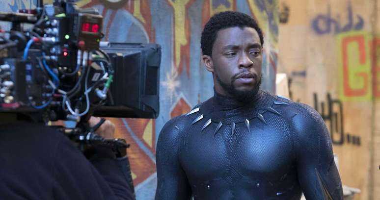 Chadwick Boseman filmando Pantera Negra: a fama mundial não garantiu imediata equiparação salarial com astros brancos 