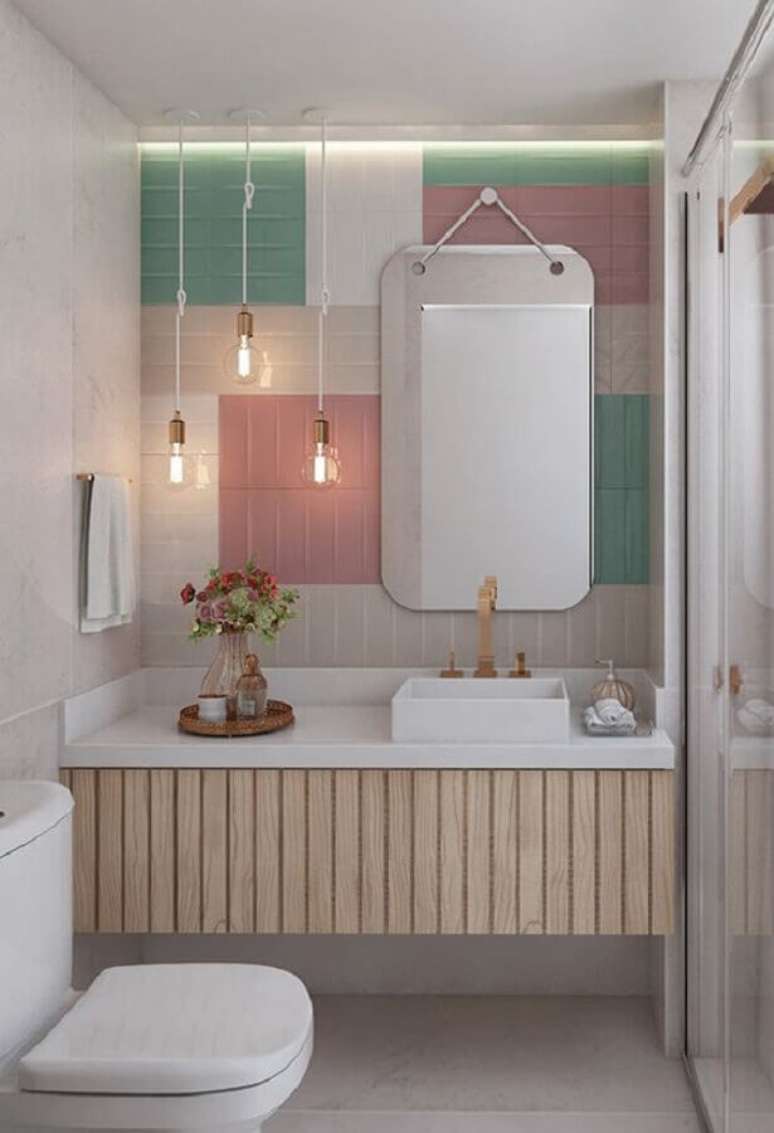 10. Decoração candy colors para banheiro planejado com gabinete suspenso – Foto: Follow The Colours