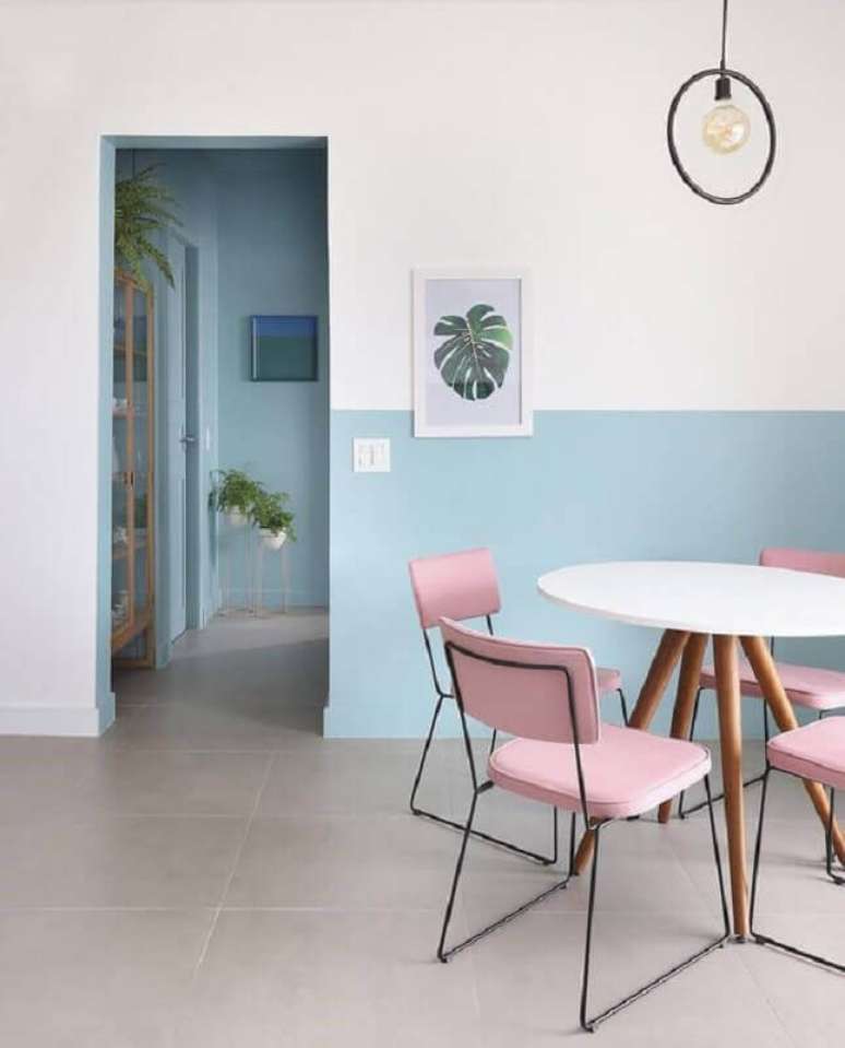 18. Decoração minimalista para sala de jantar com paleta de cores candy colors – Foto: Histórias de Casa