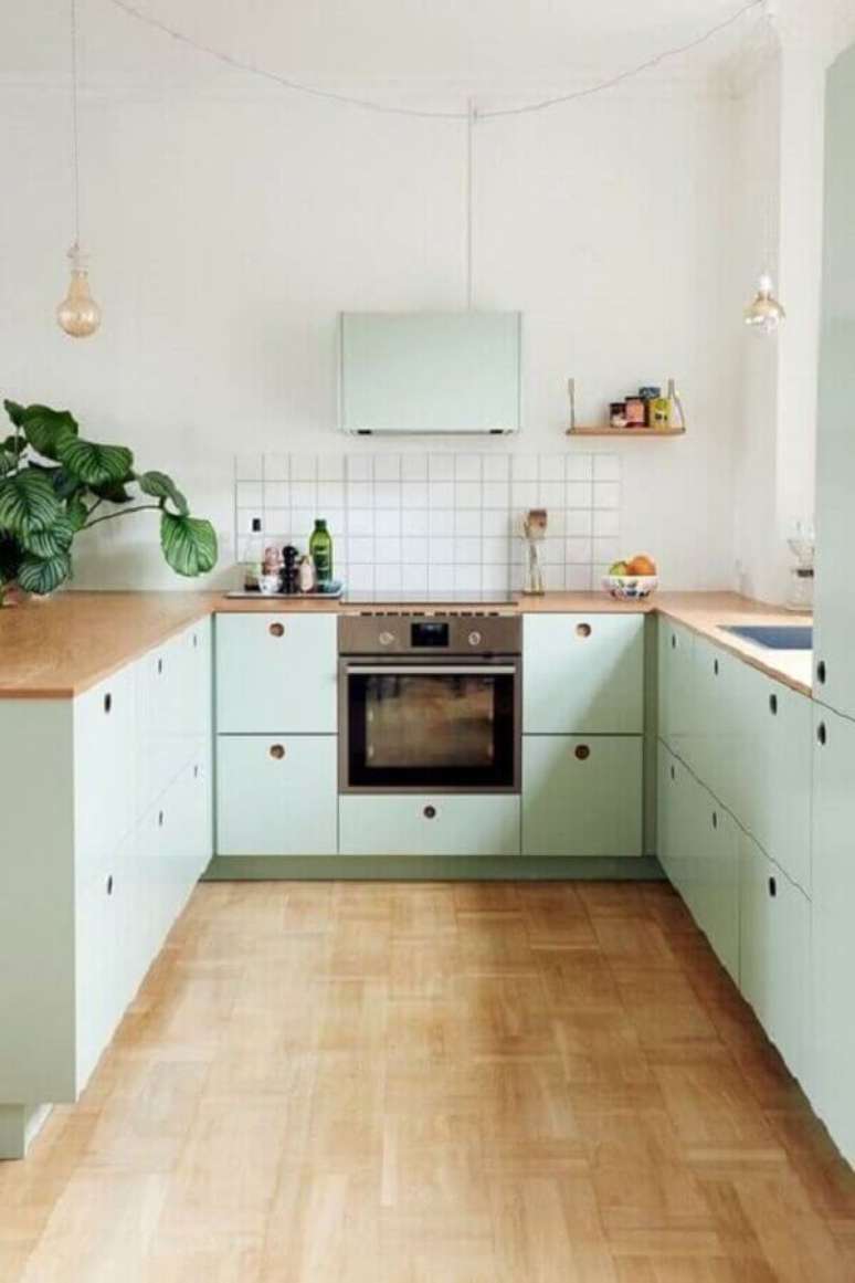 24. Cozinha retrô decorada com armários verde candy colors – Foto: Pinterest