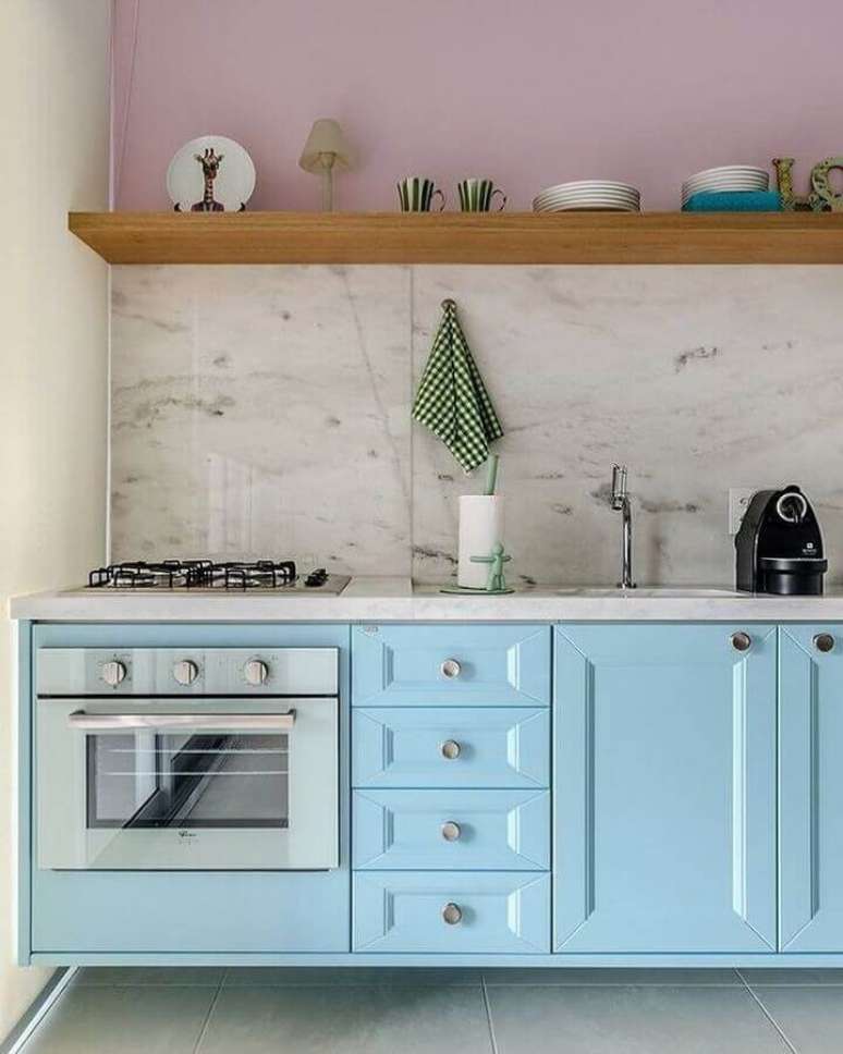 33. Aqui a cozinha candy colors usou duas cores para trazer um ar descontraído ao ambiente – Foto: Andrea Murao