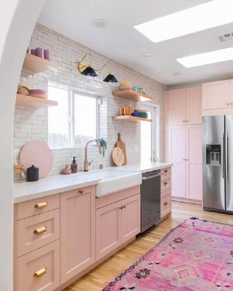 34. Decoração retrô para cozinha rosa candy colors com puxadores dourados para os armários – Foto: Pinterest