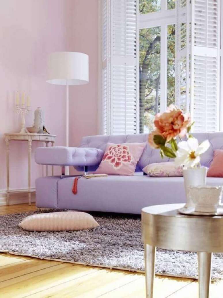 40. A combinação de lilás com candy colors tinta rosa deu um ar super delicado para a sala decorada – Foto: Pinterest