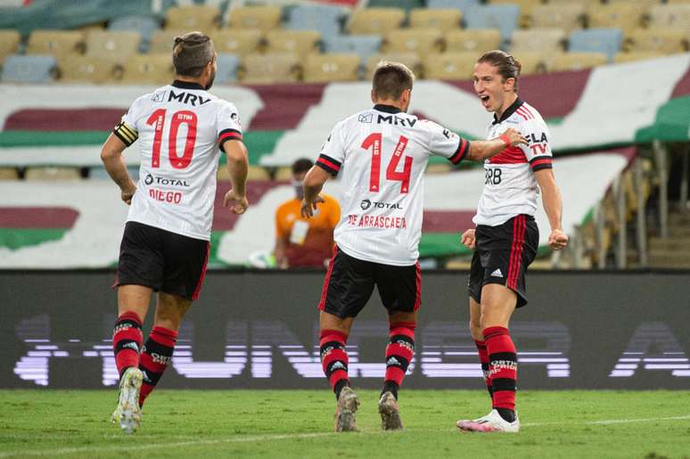 Filipe Luís comemora o primeiro gol da vitória sobre o Fluminense