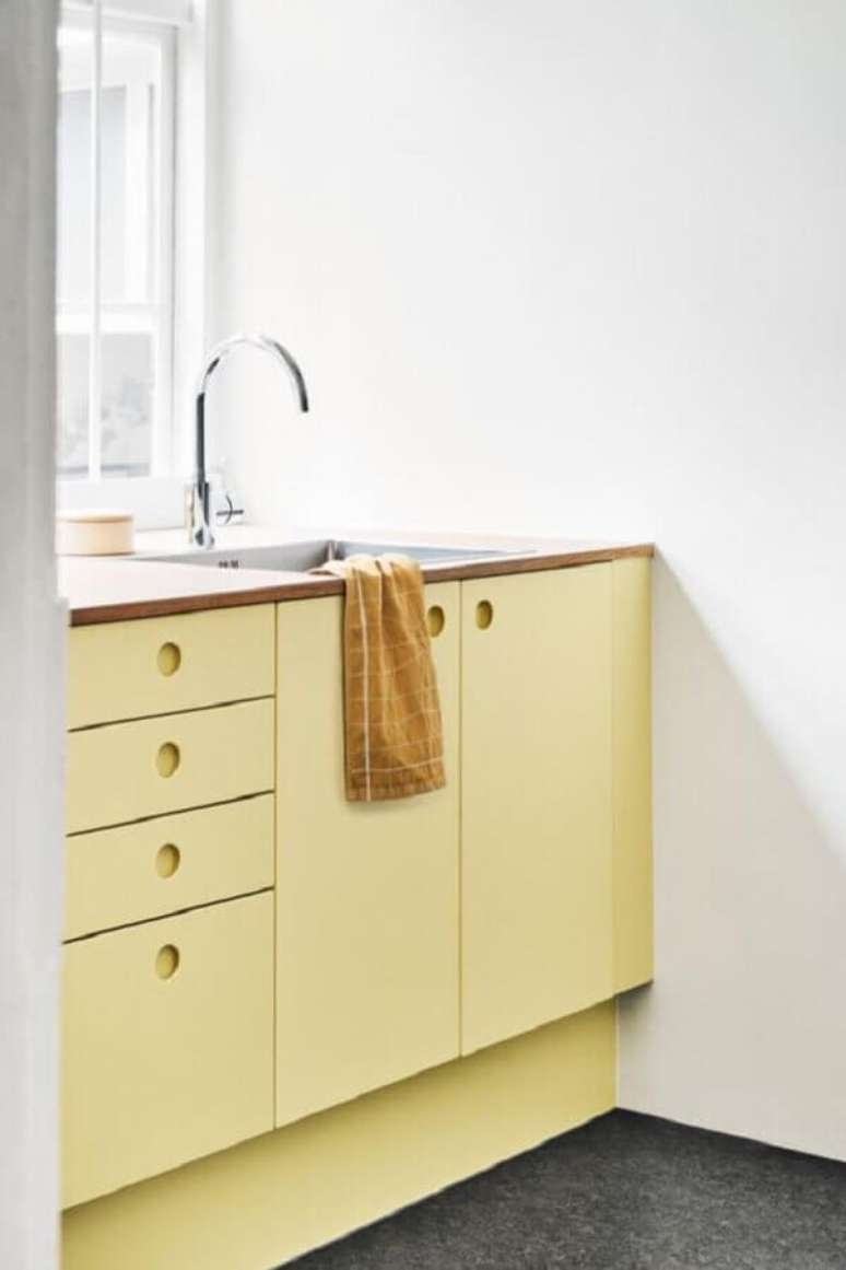 44. Cozinha clean decorada com gabinete planejado em amarelo candy colors – Foto: Apartment Therapy