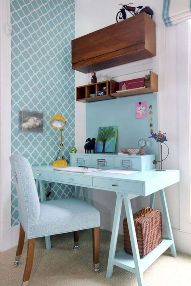 45. Home office decorado com móveis e papel de parede candy colors azul – Foto: Pinterest