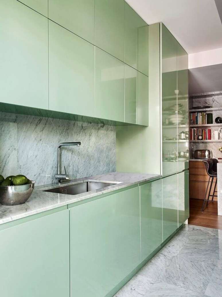 46. Cozinha moderna planejada com armários verde candy colors – Foto: Pinterest