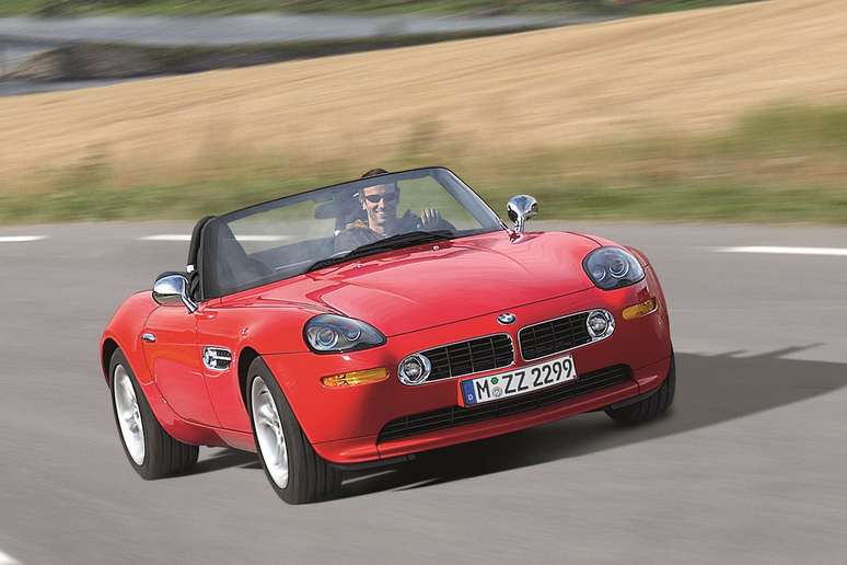 BMW Z8 ostentava um capô muito longo, uma posição de condução mais próxima ao eixo traseiro e uma linha de cintura baixa.