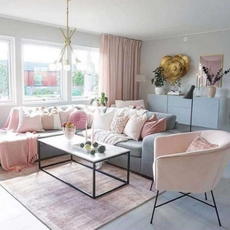 9. Paleta candy colors para sala de estar ampla em azul e rosa – Foto: Sabrina Ryden