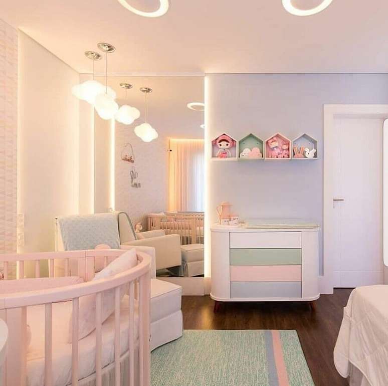 52. Linda decoração candy colors para quarto de bebê com luminária de nuvem – Foto: Pinterest