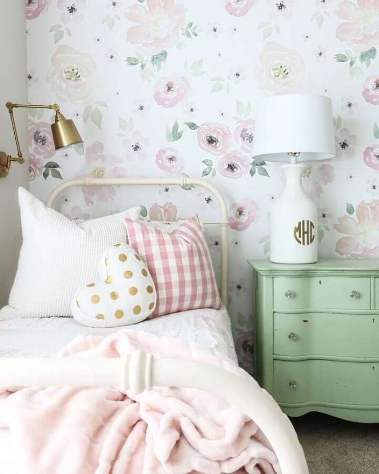 55. Quarto feminino decorado com papel de parede floral e cômoda antiga pintada de verde candy colors – Foto: Pinterest