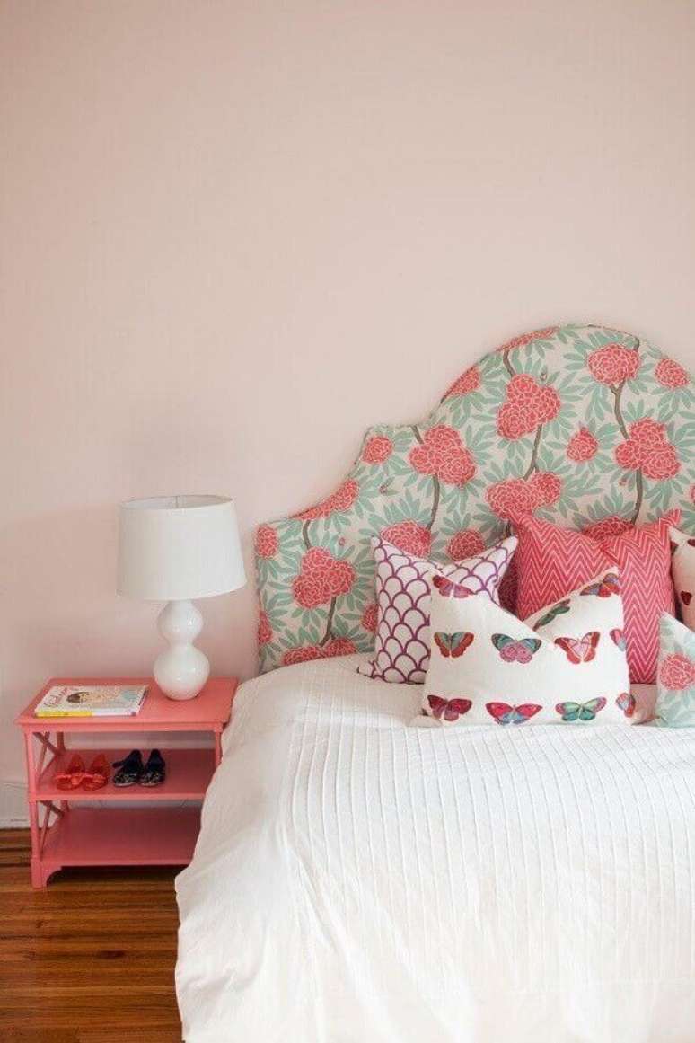 56. Decoração de quarto simples com cabeceira estampada e candy color tinta rosa – Foto: Pinterest