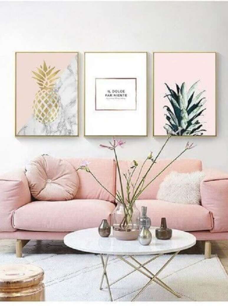 61. Sala clean decorada com sofá rosa pastel – Foto: Pinterest