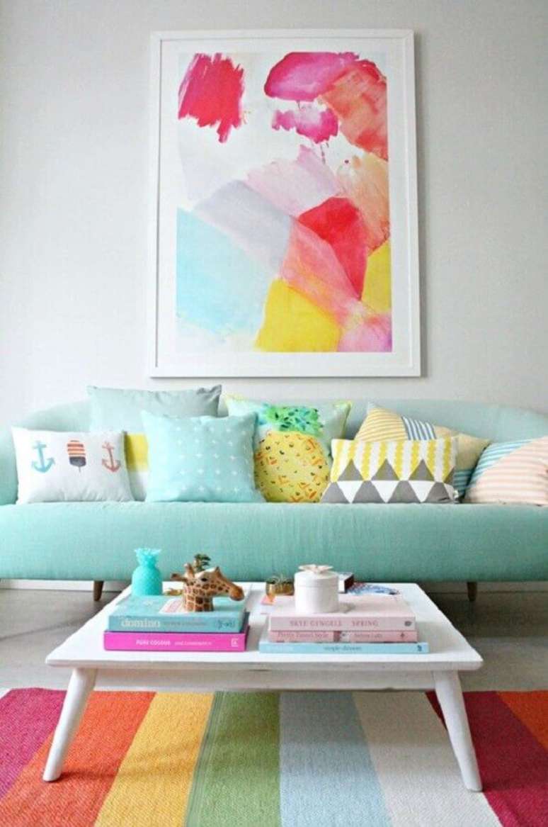 62. Sala colorida decorada com sofá azul pastel e várias almofadas – Foto: Pinterest