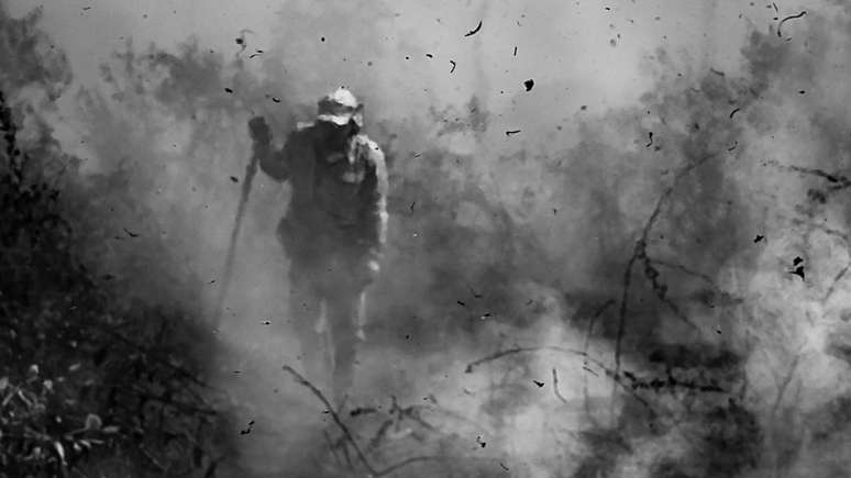 Brigadistas tentam conter as chamas no Pantanal