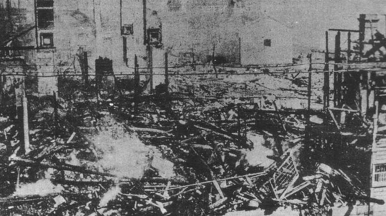 Sede de uma empresa produtora de arroz, Suzuki Shoten, queimada por manifestantes na cidade Kobe em 1918