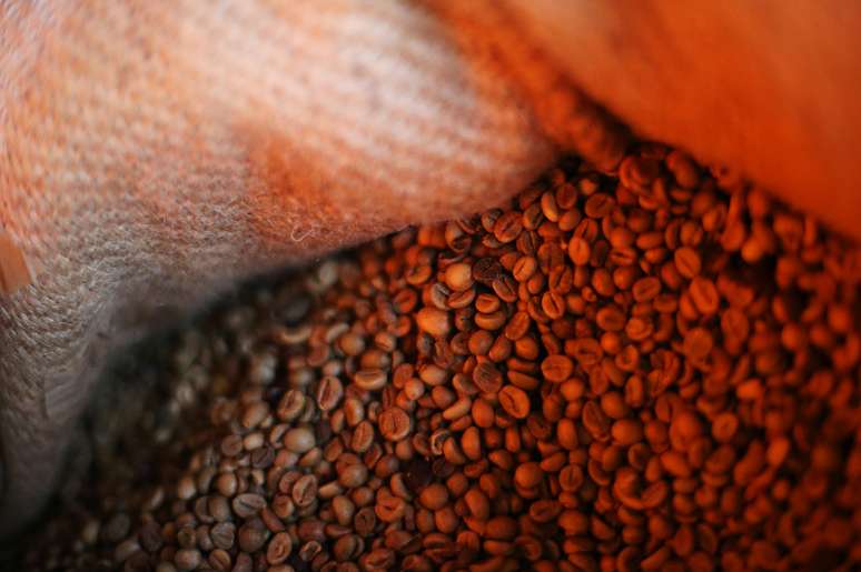 Gr&atilde;os de caf&eacute;. REUTERS/Edgard Garrido