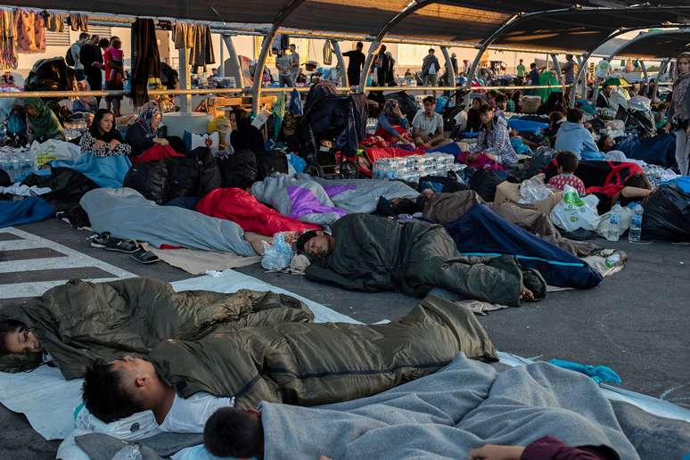 Refugiados e imigrantes dormem em estacionamento de supermercado ap&oacute;s inc&ecirc;ndio em acampamento na ilha de Lesbos
11/09/2020
REUTERS/Alkis Konstantinidis