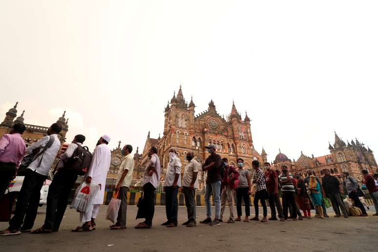 Pessoas esperam em uma fila para embarcar em um ônibus de passageiros durante a hora do rush, em meio ao surto de Covid-19 em Mumbai, Índia, 9 de setembro de 2020. REUTERS/Niharika Kulkarni
