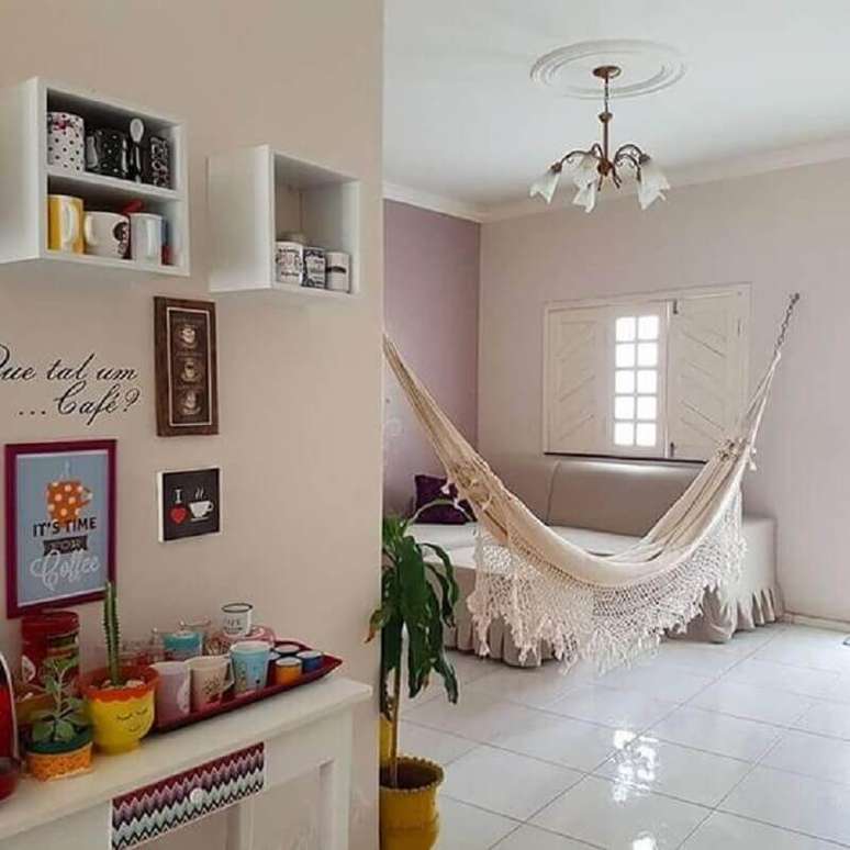 11. Apartamento pequeno e simples decorado com rede de descanso para sala – Foto: Meu Estilo Decor